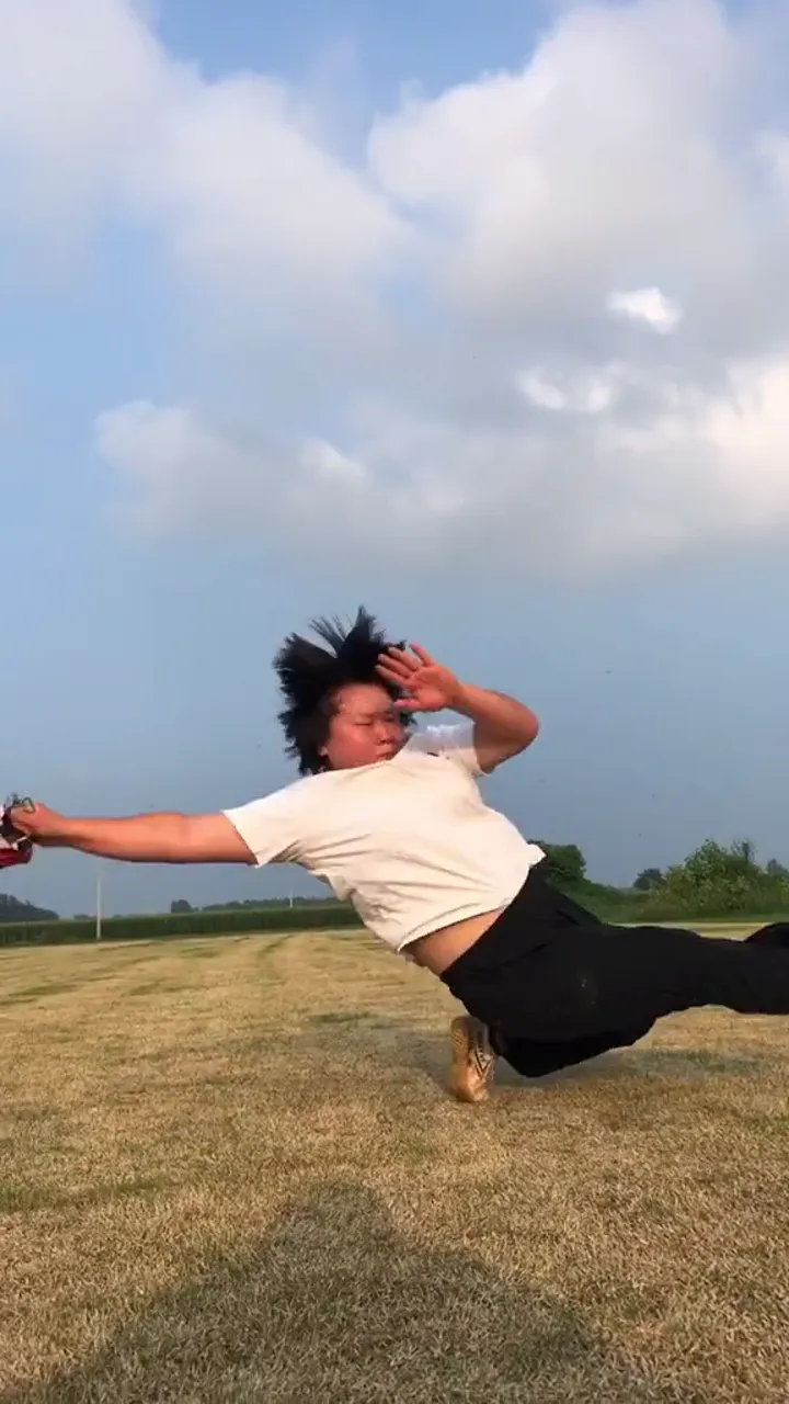 Best funny video showing impossible flexibility during a dance that shocked everyone watching