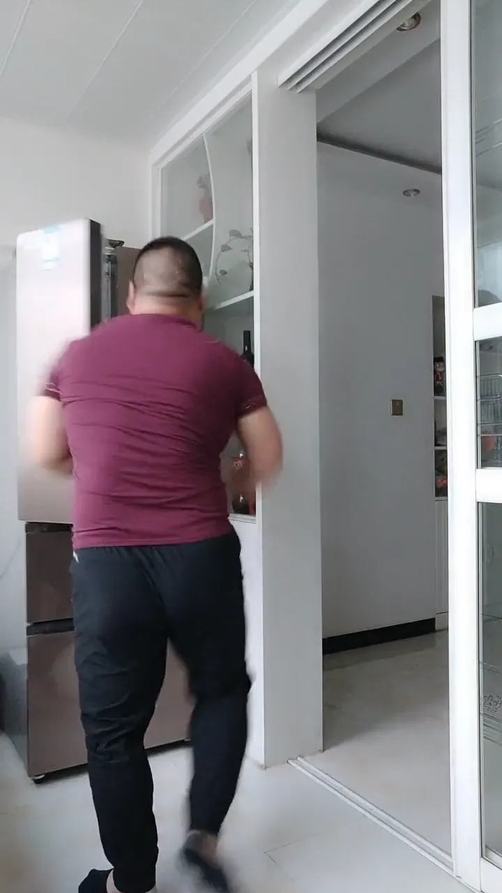 Funny clip revealing unexpected dance talent with the most surprising body flexibility