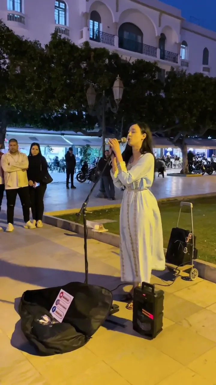 Foreigner singing a Chinese love song with a beautiful voice that captivated the audience