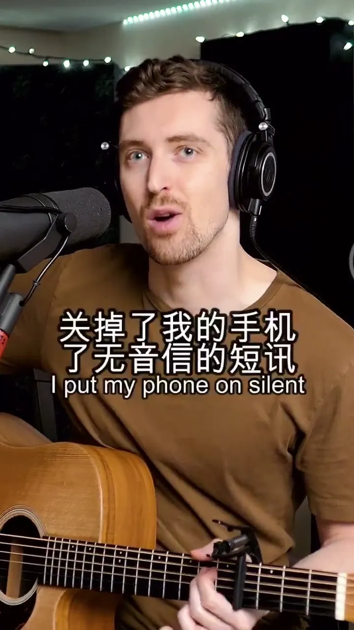 Foreigner surprising everyone by singing a Chinese song on the street with perfect delivery