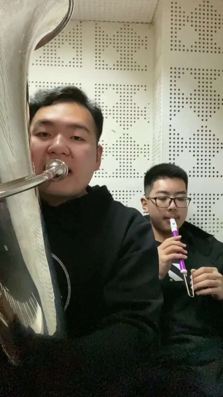 Street musician delivering an amazing guitar performance that stunned all passersby
