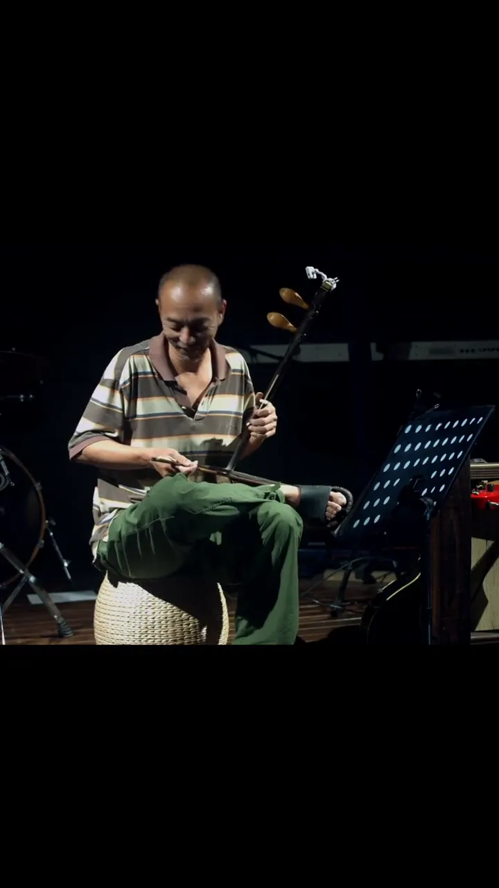 Incredible musician performance with an amazing crowd reaction to the unexpected talent