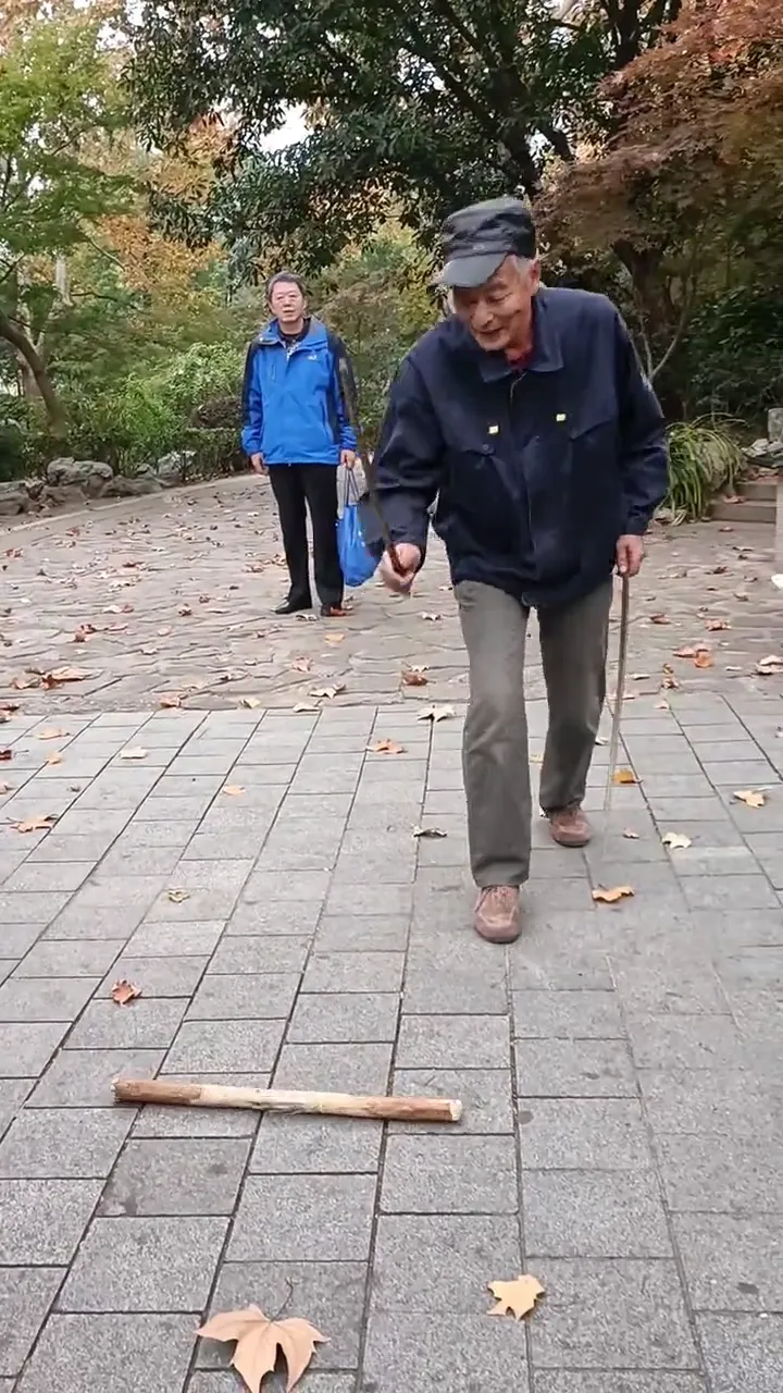 Hardcore park training session with amazing skills from an unexpected fitness master
