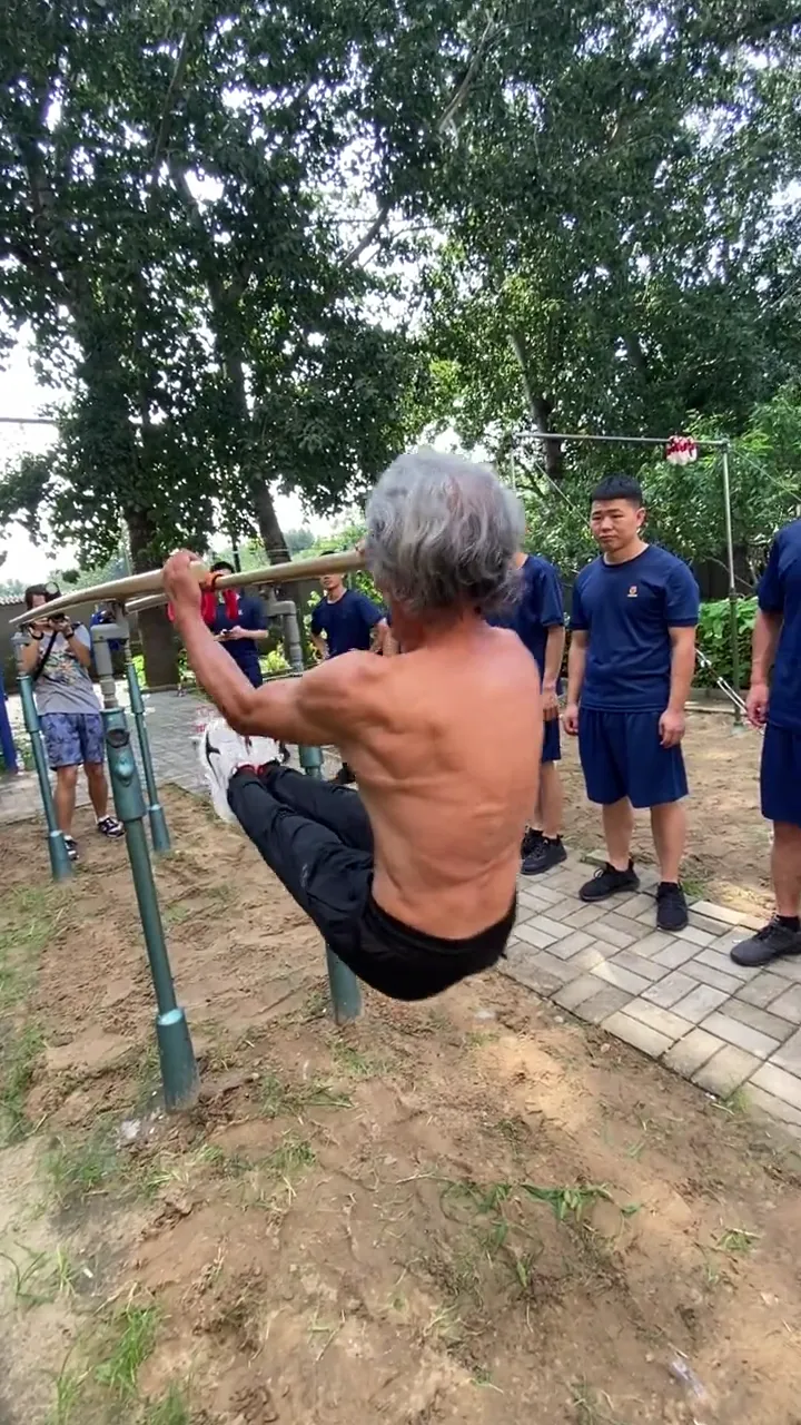 Incredible park workout moment that went viral for its unbelievable display of skill