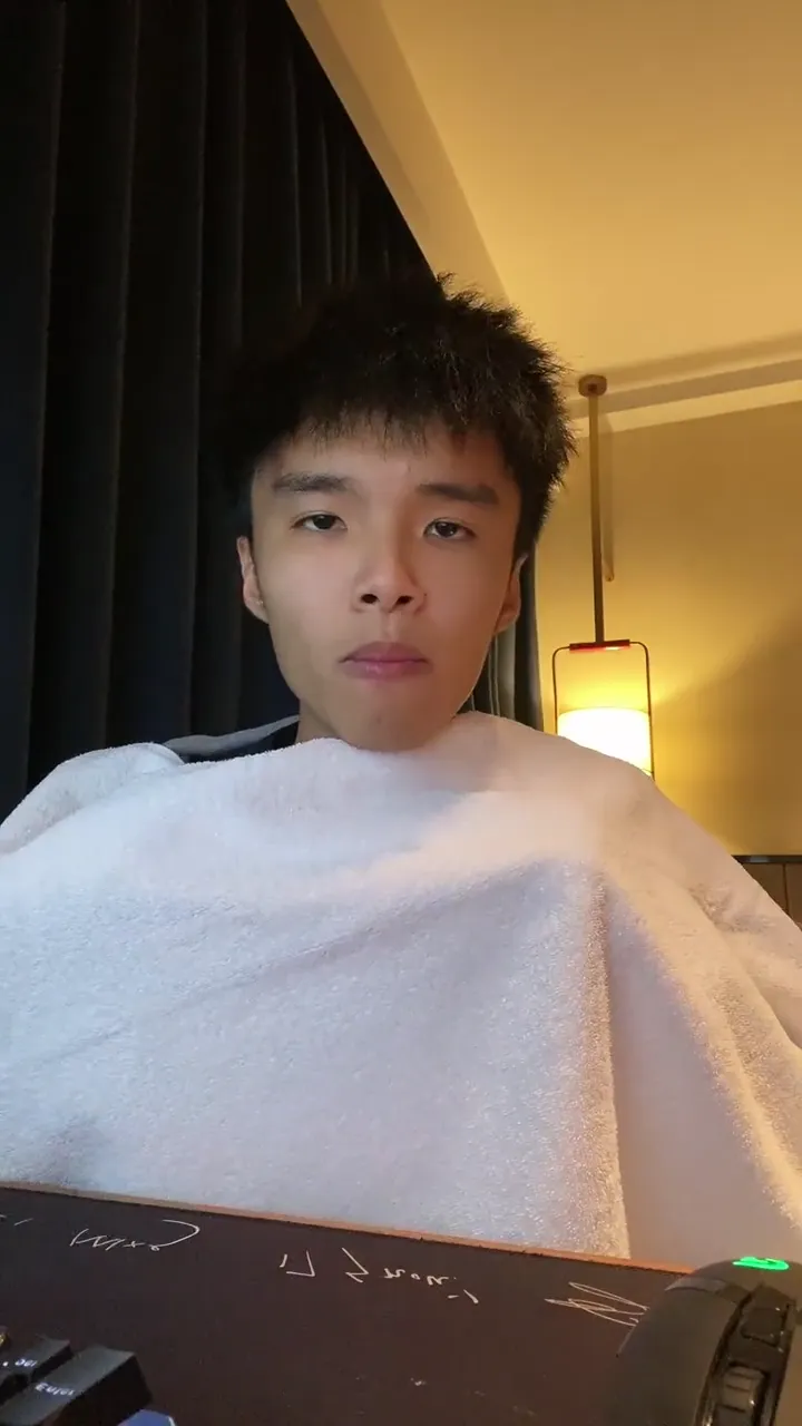 Facial expression master with incredible control showing the most hilarious face transformations