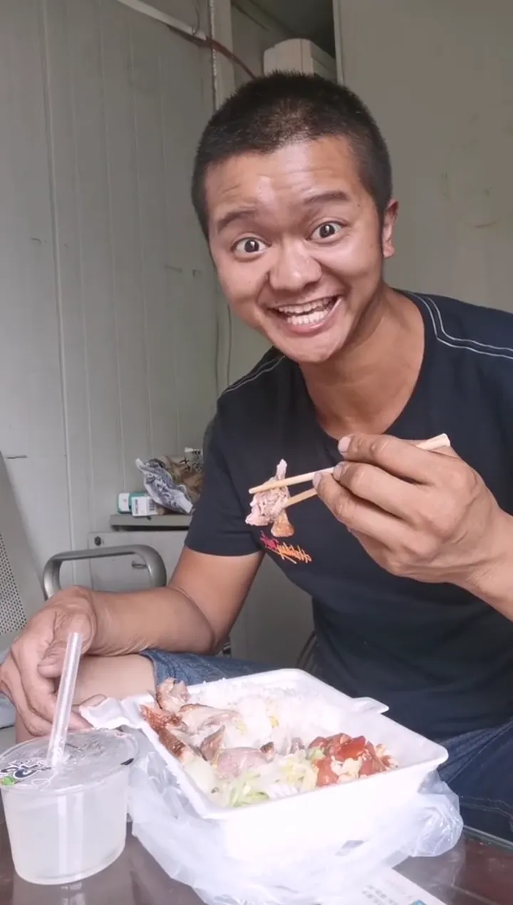 Amazing facial expression skills that are impossible to watch without laughing out loud