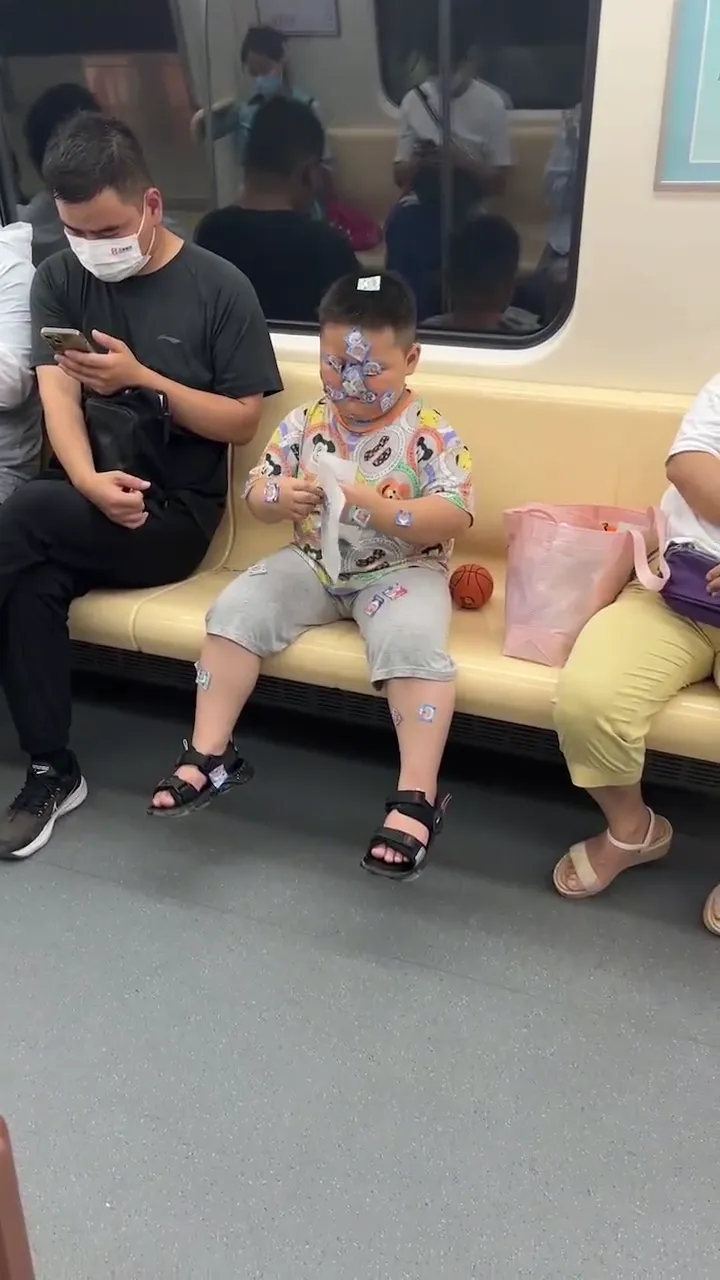 Girl entertaining herself in the most hilarious and unexpected way caught on camera