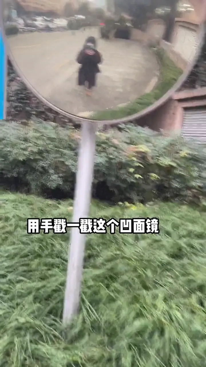 Funny girl moment caught on camera showing the most entertaining self-amusement ever