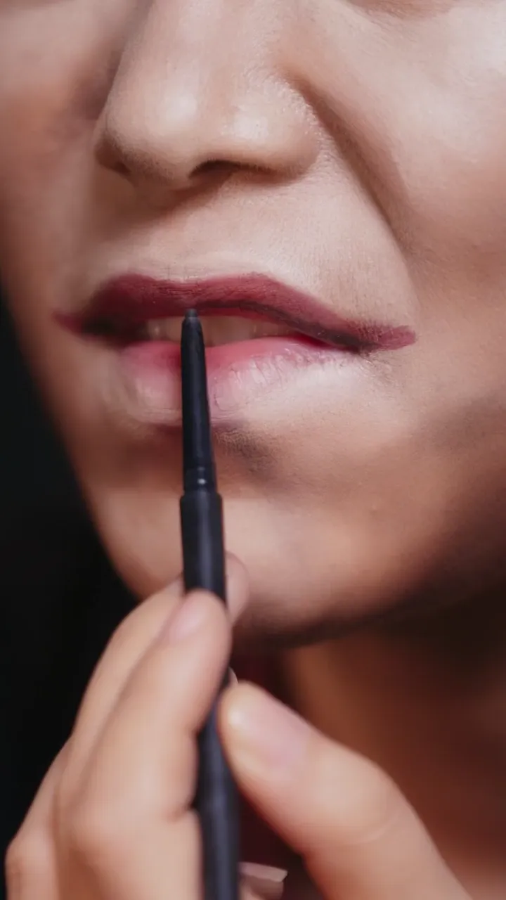 Instant makeup magic in a short clip showing incredible transformation skill in seconds