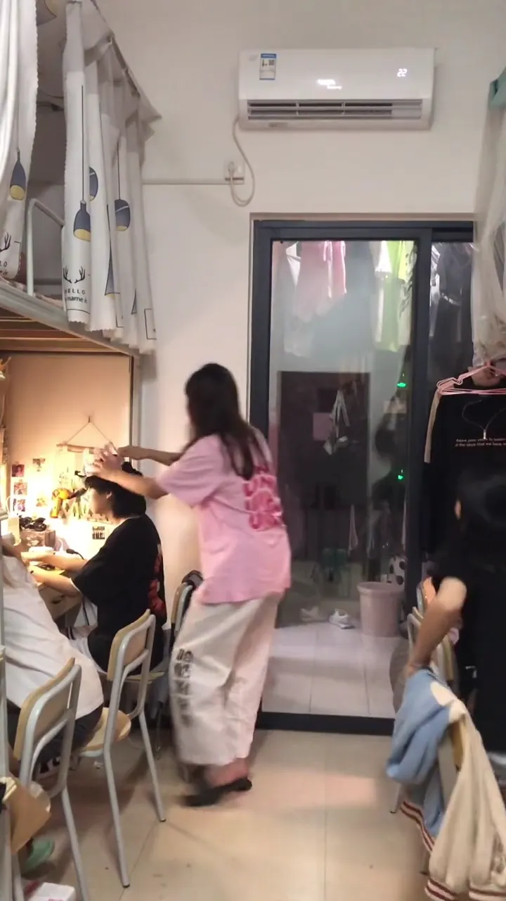 Hilarious dorm life moment caught on camera with the funniest unexpected outcome