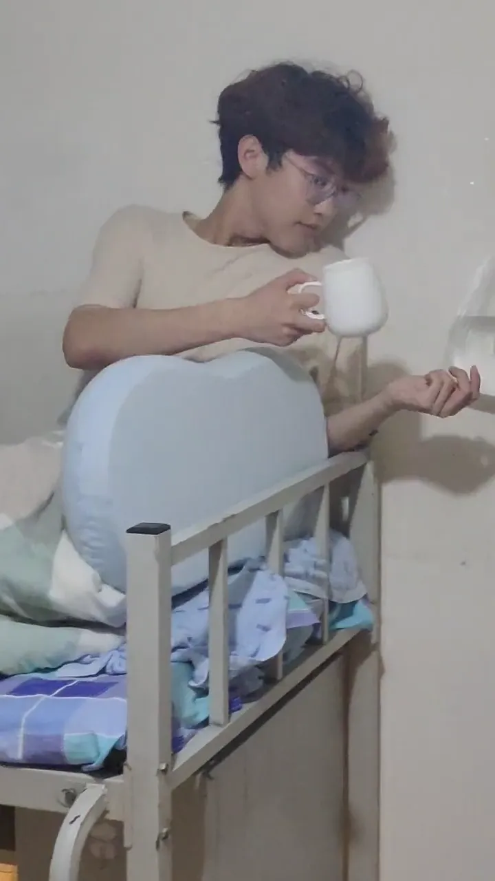 Hilarious dorm life moment caught on camera with the funniest unexpected outcome