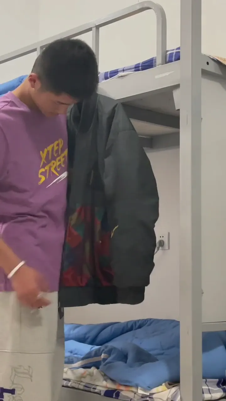 Hilarious dorm life moment caught on camera with the funniest unexpected outcome