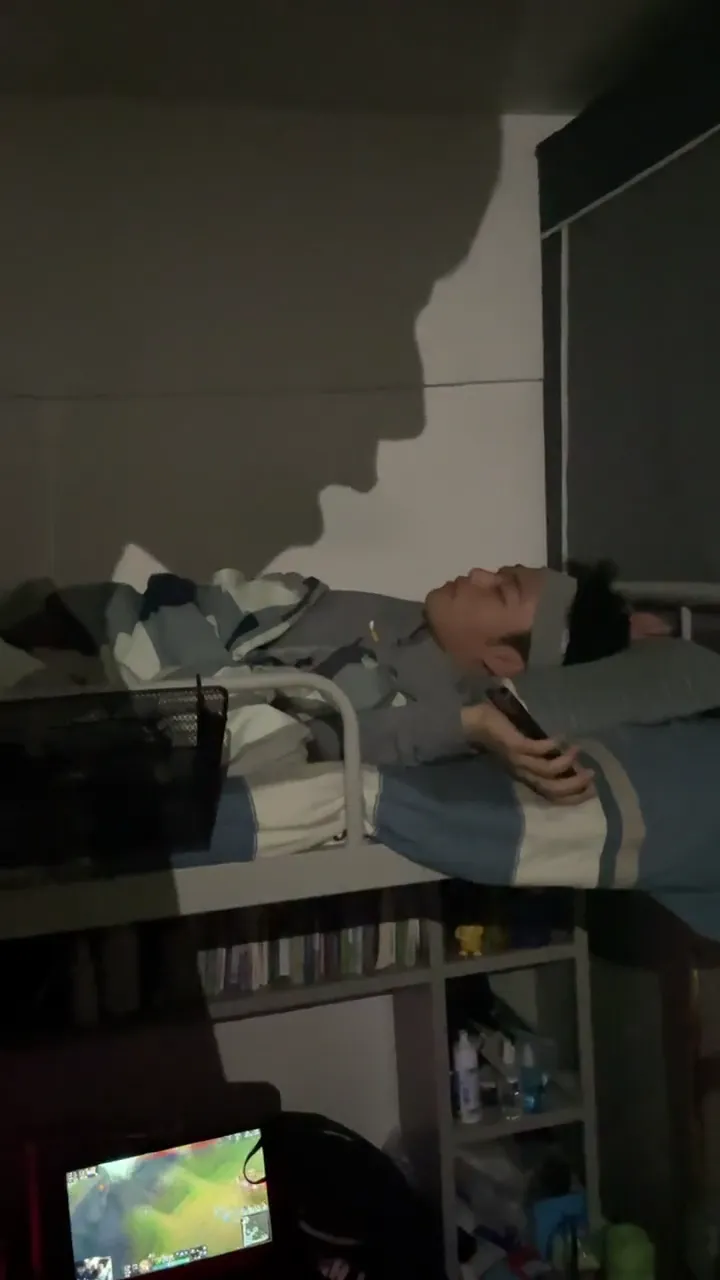 Hilarious dorm life moment caught on camera with the funniest unexpected outcome