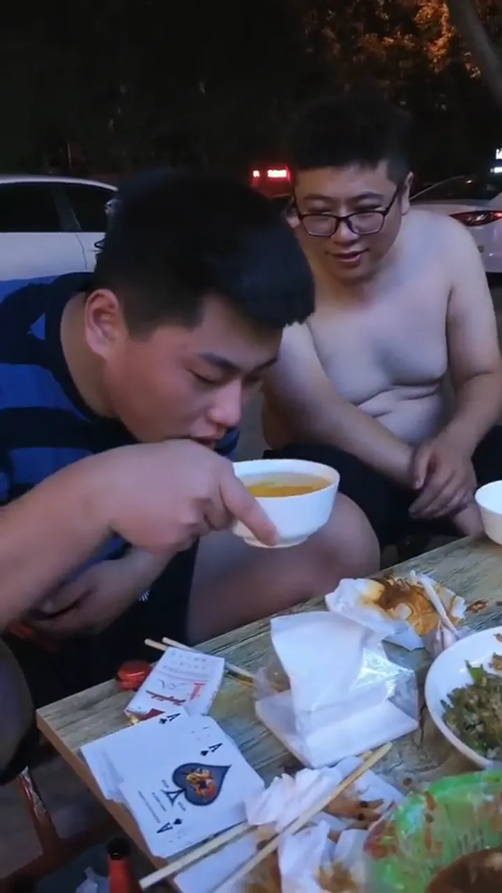Hilarious drinking moment caught on camera with the funniest unexpected outcome