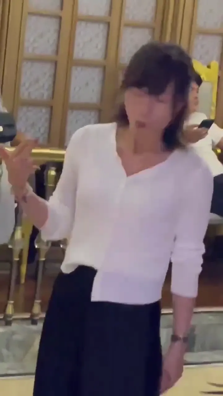 Hilarious drinking moment caught on camera with the funniest unexpected outcome