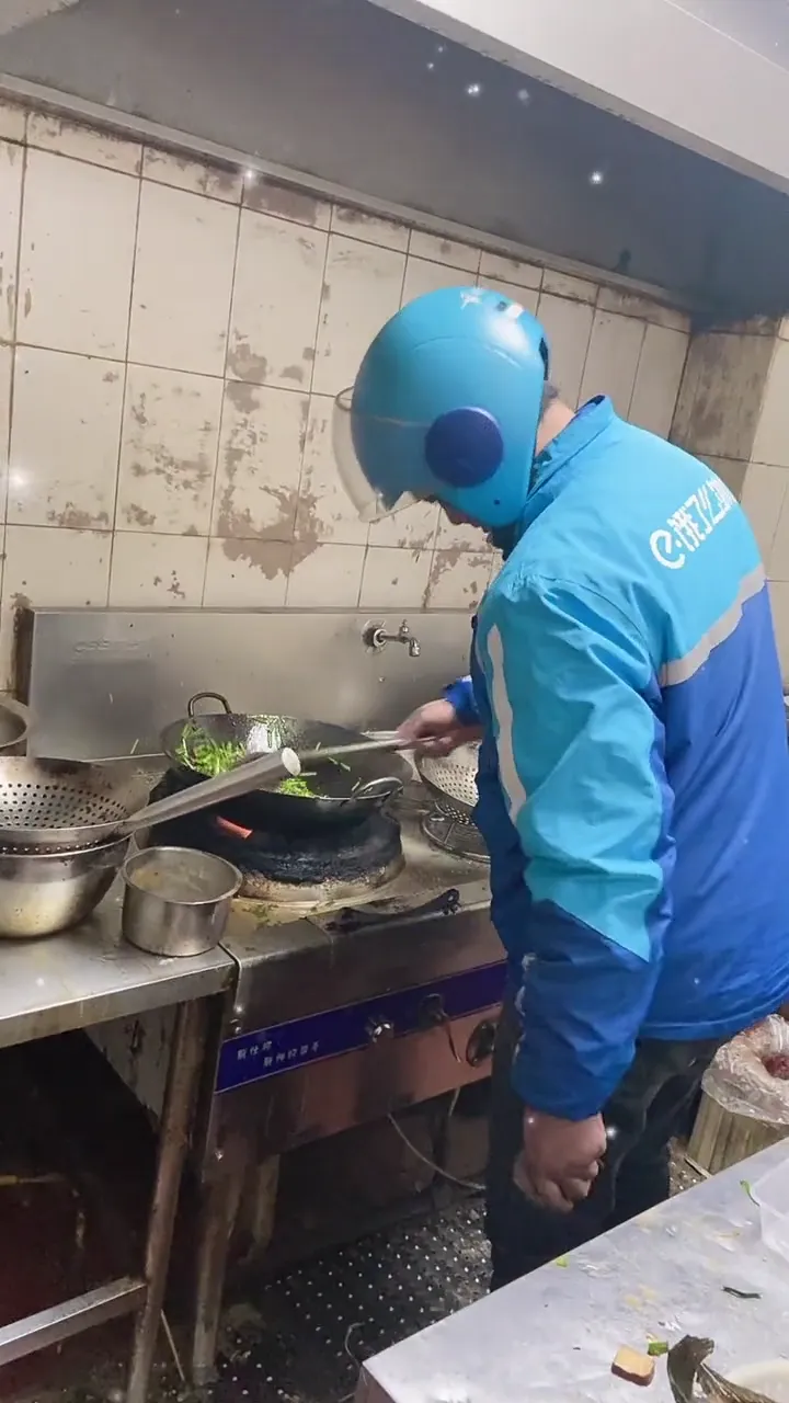 Delivery driver caught in an unexpectedly hilarious moment that went completely viral