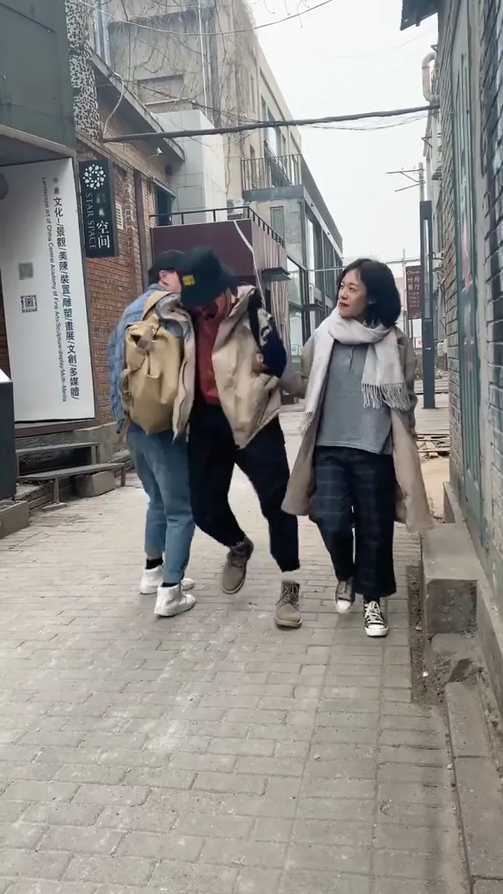 Gravity-defying visual effect that makes objects appear to float in mid air