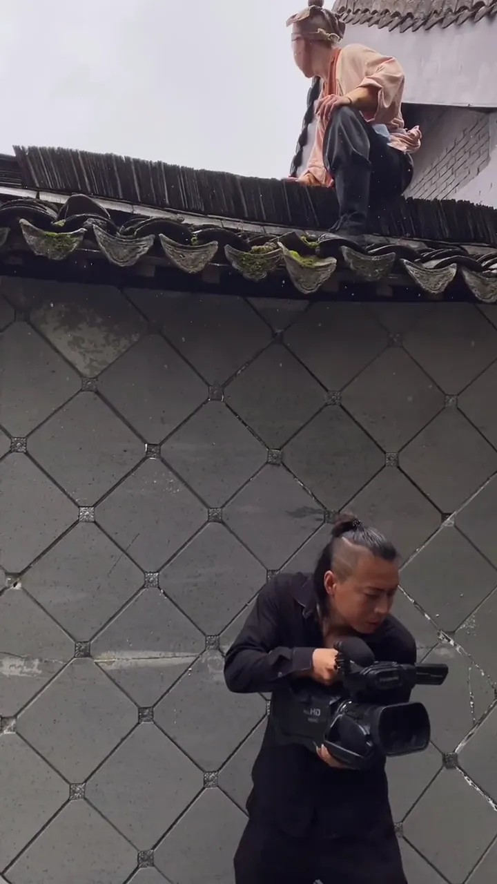 Actor completely breaks character in the most unexpected and entertaining way possible