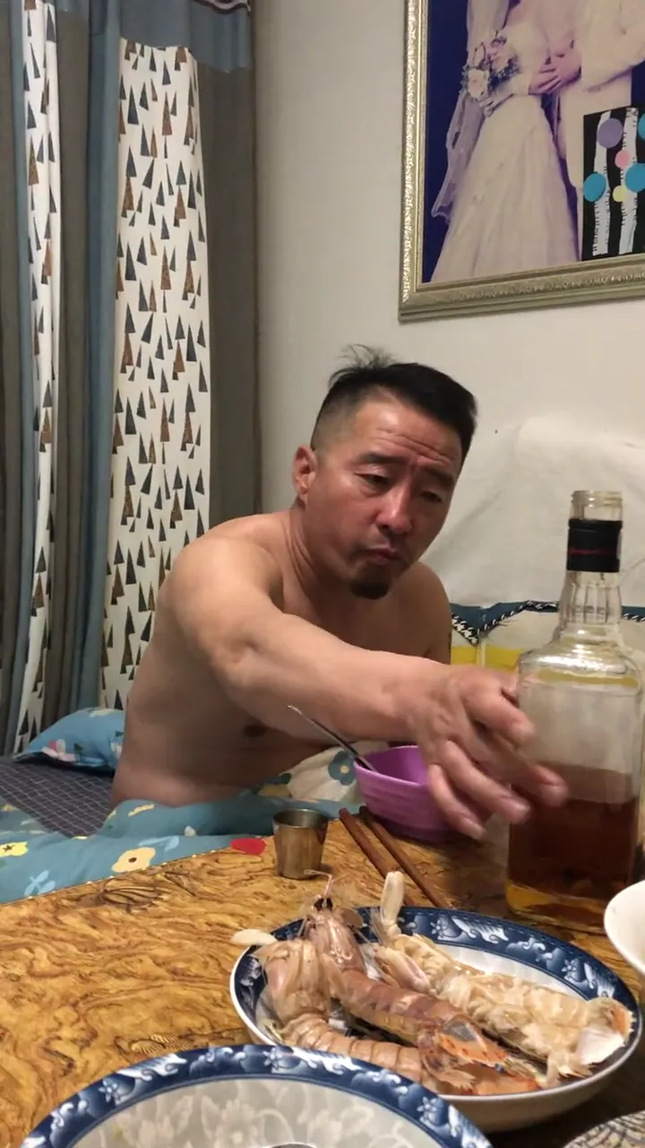 Singer performing a powerful Cantonese cover with impressive vocal range